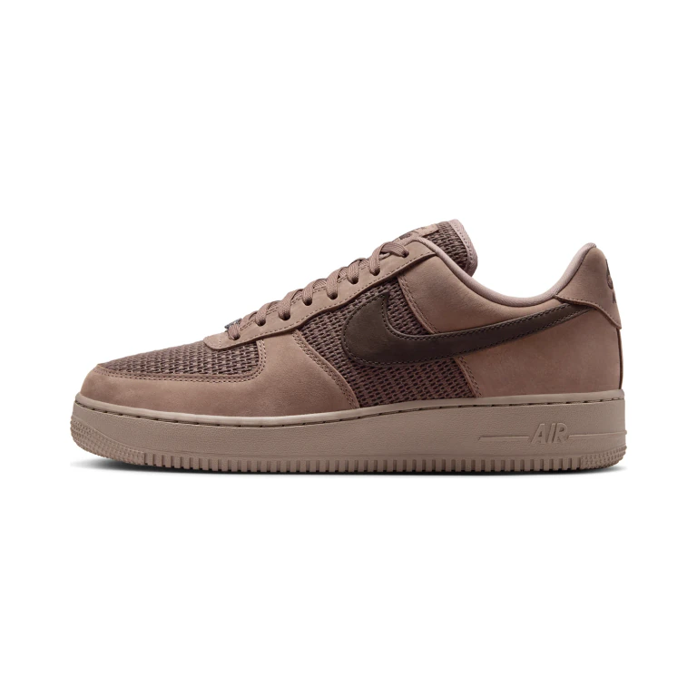 Кроссовок Nike Air Force 1 ’07 LV8 цвета Mink Brown сбоку: кожа, канва и тёмно-коричневый свуш