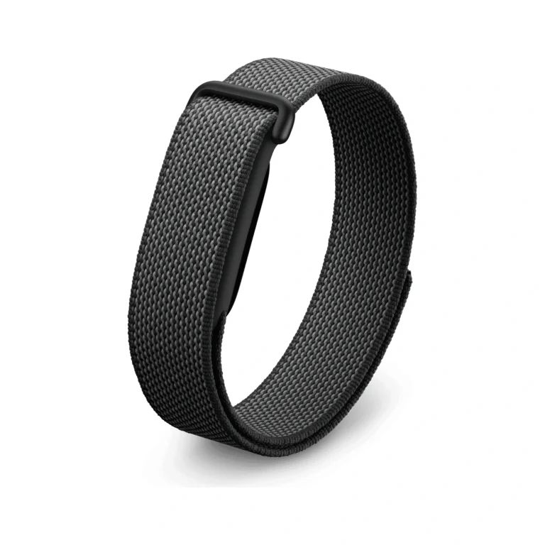 Google Fitbit Air цвета Obsidian: тёмно-серый тканый ремешок, застёгнутый в кольцо, и матовая чёрная пряжка